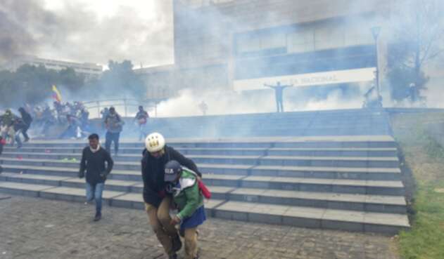 Manifestantes en indígenas en la Asamblea de Ecuador
