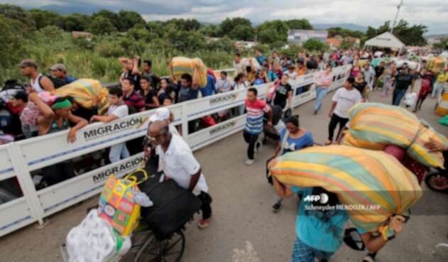 Migrantes venezolanos en el Puente Internacional Simón Bolívar