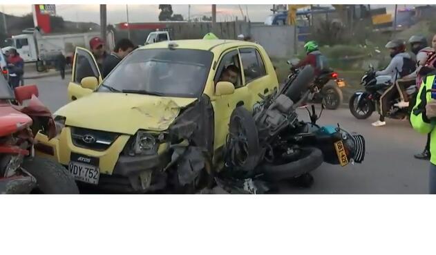 En un hecho insólito, se presentó la colisión de un taxi, una camioneta y tres motocicletas.