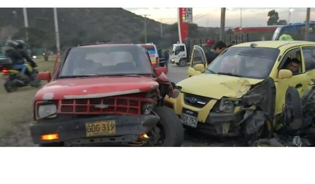 De acuerdo a las primeras versiones, la camioneta se desplazaba en contravía y ocasionó el brutal choque de los automóviles.