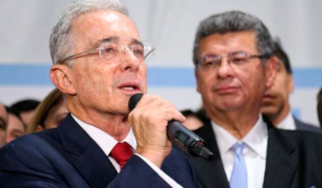 El expresidente Álvaro Uribe Vélez y Jaime Granados, uno de sus abogados defensores