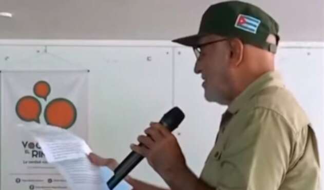 El cura Bernardo Hoyos leyendo la supuesta carta de Aida Merlano