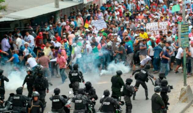Autoridades bolivianas y manifestantes chocan en Santa Cruz de la Sierra