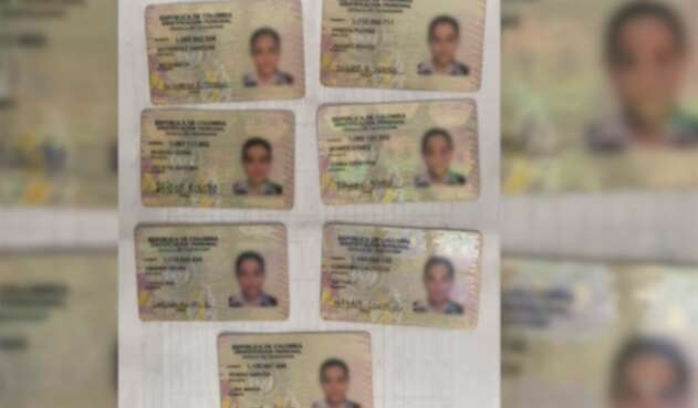 Las cédulas con la misma foto halladas por Migración Colombia