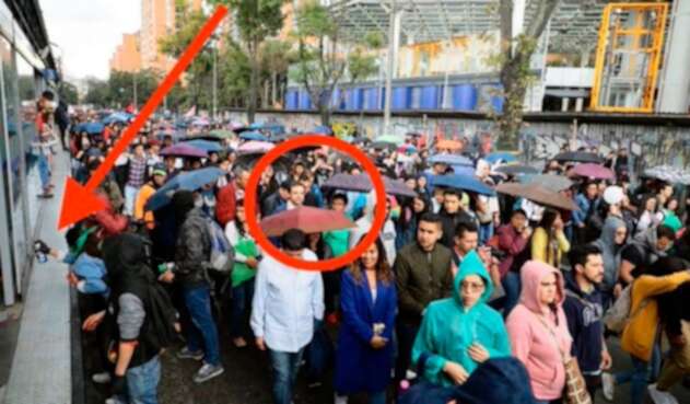 La foto que publicó la candidata Claudia López y que tuvo más de 134 mensajes de respuesta advirtiéndole que estaba sucediendo a su lado