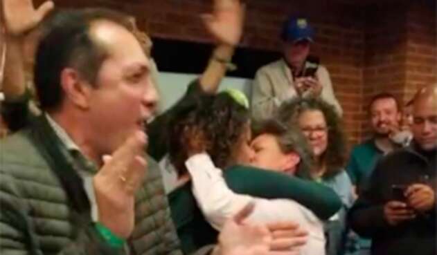 Claudia López y Angélica Lozano celebrando el triunfo de la primera de ellas como alcaldesa de Bogotá