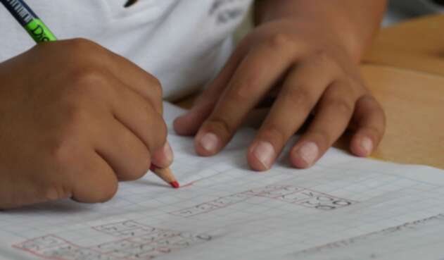 Niño en colegio haciendo tareas