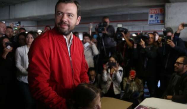 Carlos Fernando Galán, llegó al centro comercial Unicentro para votar Carlos Fernando Galán, llegó al centro comercial Unicentro para votar