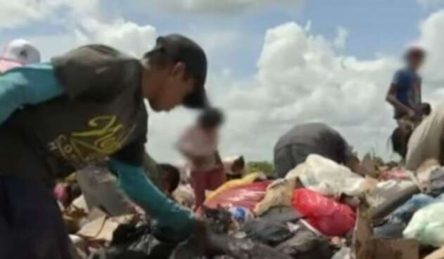 Niños comen de la basura en Puerto Carreño Niños comen de la basura en Puerto Carreño