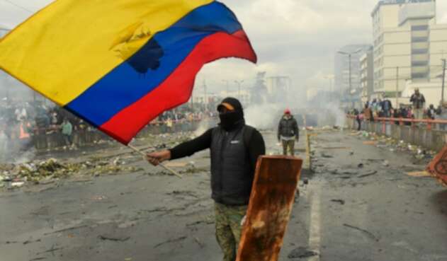 Un manifestante ecuatoriano recorriendo las calles de Quito