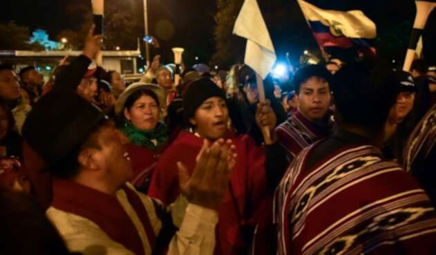Ecuatorianos celebrando que derogaron decreto de combustibles