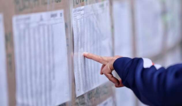 Colombianos en Bogotá buscando su lugar de votación