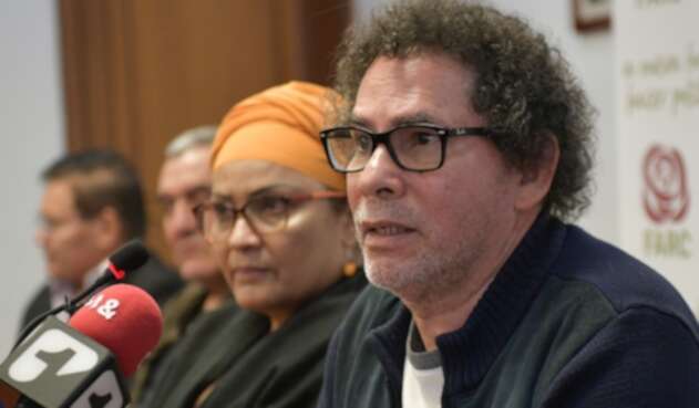 Pastor Alape y Victoria Sandino, miembros del partido político Farc.
