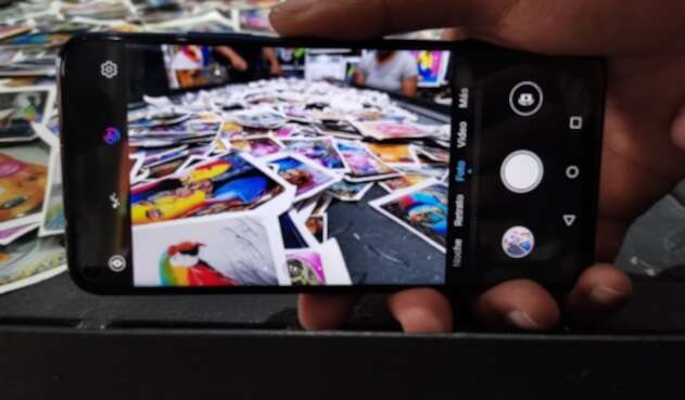 Celular - Teléfono móvil - Smartphone tomando fotografías - Fotos