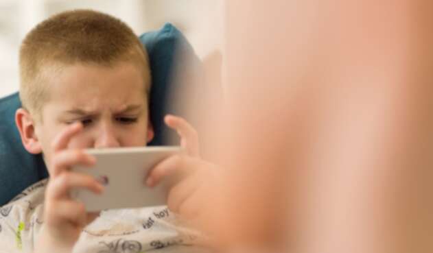 Niño jugando videojuegos