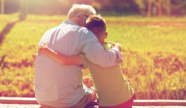 Un abuelo y su nieto - Tercera edad