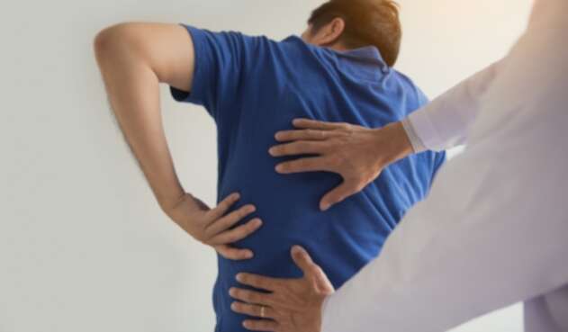Hombre con problemas óseos - Osteoporosis