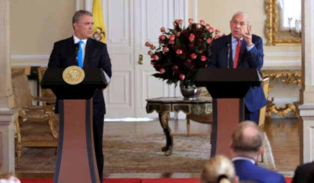 El presidente, Iván Duque, junto con Ángel Gurría, secretario general de la OCDE, en la Casa de Nariño, en Bogotá