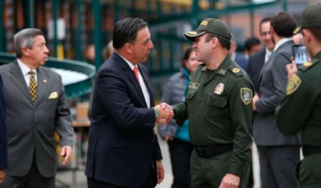 Juan Carlos Galindo, registrador nacional, saludando al coronel Jorge Eduardo Esguerra, subdirector de Seguridad Ciudadana de la Policía
