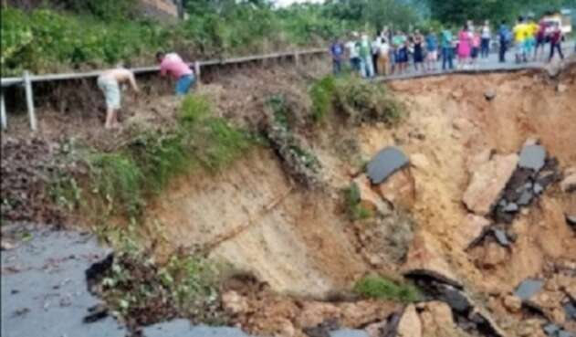 Productos como cacao y aguacate están en riesgo de perderse por el daño de la carretera.