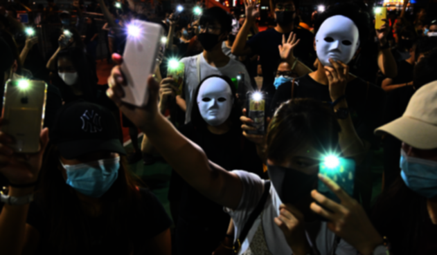 Manifestantes en Hong Kong marchan con máscaras