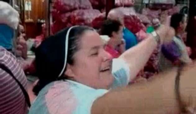La 'monja' Adriana Torres en un plaza de mercado de Medellín La 'monja' Adriana Torres en un plaza de mercado de Medellín