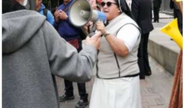 MONJA EN MANIFESTACIÓN DEL URIBISMO