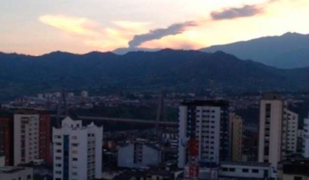 El Volcán Nevado del Ruiz y la ciudad de Pereira El Volcán Nevado del Ruiz y la ciudad de Pereira