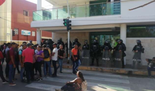 Estudiantes se amarraron en la entrada de la gobernación de La Guajira