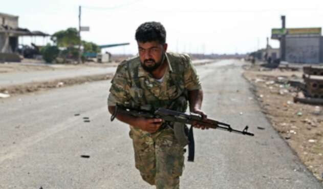 Soldado sirio huye ante ataques de Turquía Soldado sirio huye ante ataques de Turquía