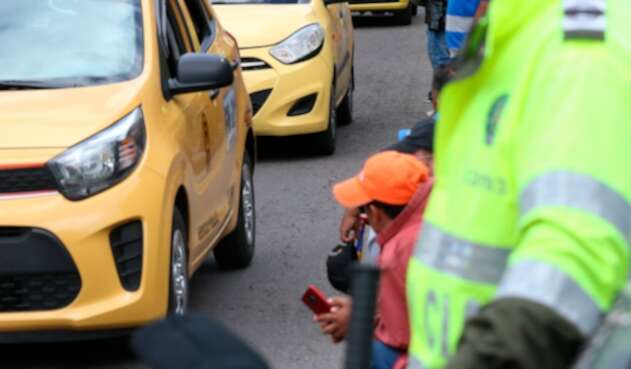 Foto de referencia de un taxi movilizándose en Bogotá