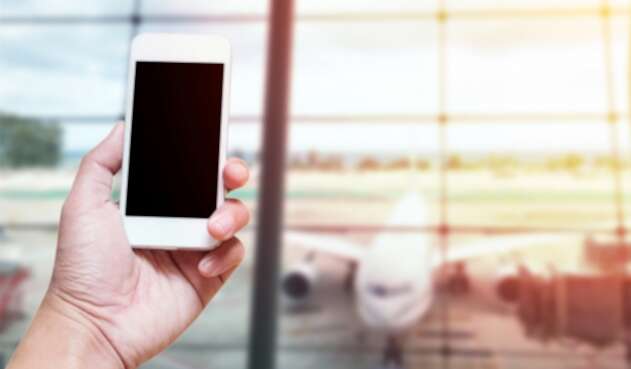 Un teléfono puesto en un aeropuerto internacional