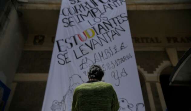 La pancarta puesta en la puerta de la Universidad Distrital Francisco José de Caldas, en Bogotá