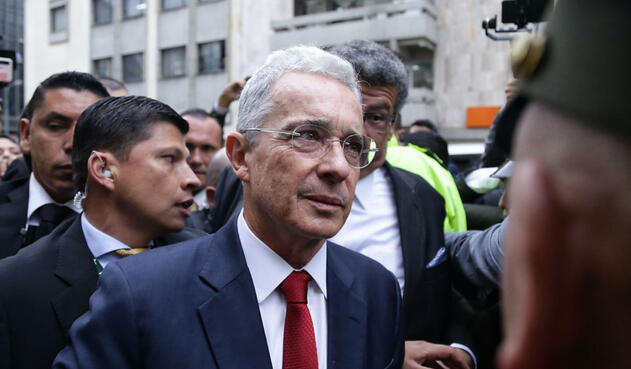 Álvaro Uribe al llegar a la indagatoria en la Corte Suprema Álvaro Uribe al llegar a la indagatoria en la Corte Suprema