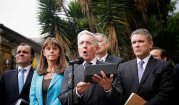 Óscar Iván Zuluaga, ex candidato presidencial; Marta Lucía Ramírez, vicepresidenta de la República; Álvaro Uribe Vélez, senador; Iván Duque, presidente de la República. Detras de Uribe Alejandro Ordóñez, embajador de Colombia ante la OEA