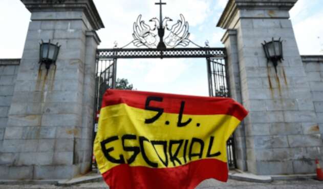 Un ciudadano se para frente al Valle de los Caídos, en Madrid (España), donde están los restos de Francisco Franco