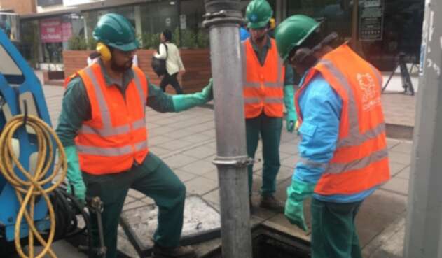 Operativo en Bogotá para limpiar alcantarillas