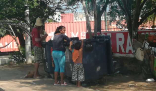Situación de indígenas wayúu, en La Guajira, buscando comida en la basura