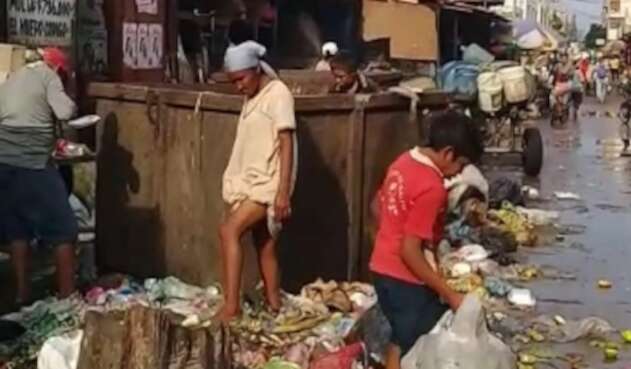 Situación de indígenas wayúu, en La Guajira, buscando comida en la basura