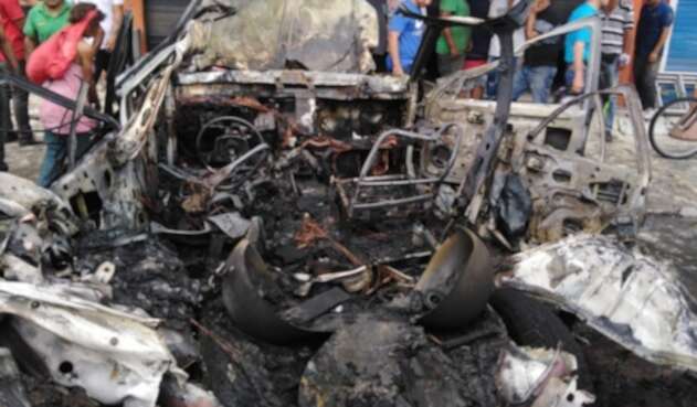Vehículo incinerado en Cali
