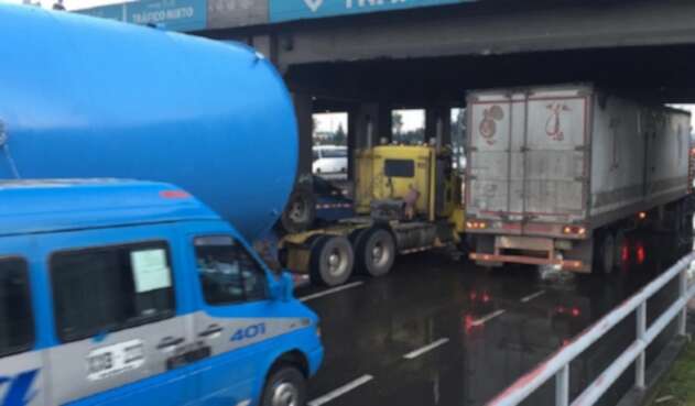 Tractomula no puede pasar por debajo del Puente de la calle 170