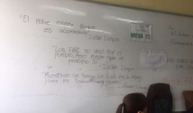 Tablero con mensajes políticos en Bello, Antioquia.