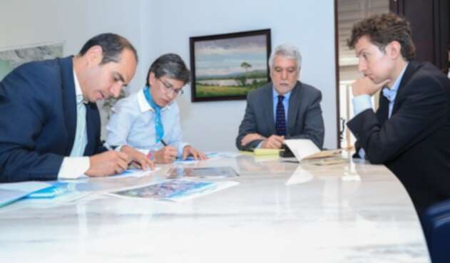 Claudia López y Enrique Peñalosa, en reunión previa al empalme en Bogotá.
