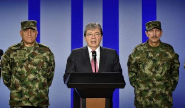 Ministro de Defensa, C arlos Homes Trujillo Ministro de Defensa, C arlos Homes Trujillo (centro), entregando balance de la jornada de paro.