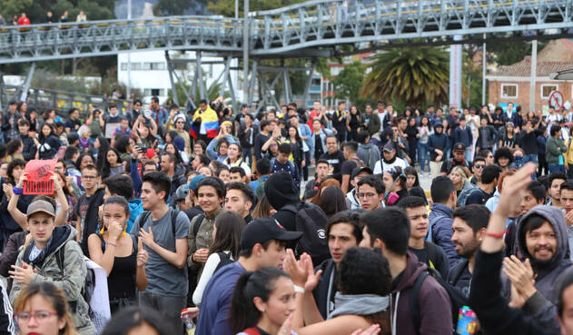 Paro nacional - Bloqueos en la Calle frente a la Universidad Nacional
