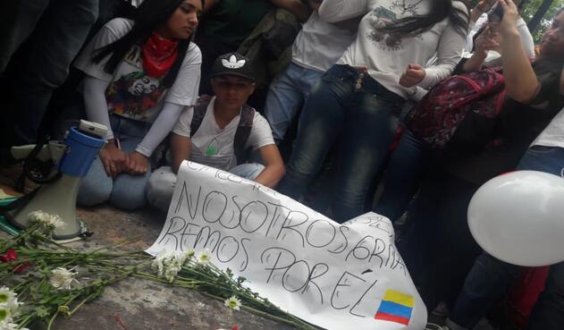 Con banderas, flores y carteles, decenas de personas realizaron una oración por el estudiante.