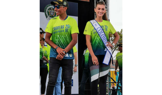 Nairo Quintana y Señorita Colombia en la Carrera 10 K de la Policía