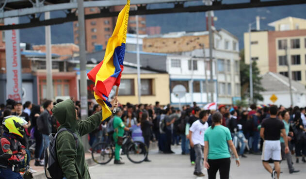 Paro nacional - Bloqueos en la Calle frente a la Universidad Nacional