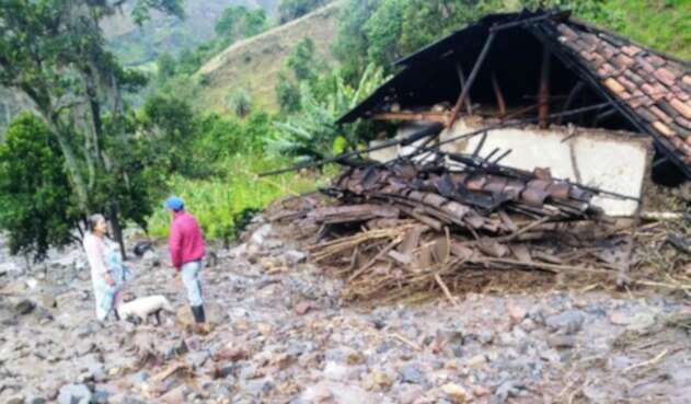 De esta casa semidestruida pro el río, despareció la mujer de avanzada edad