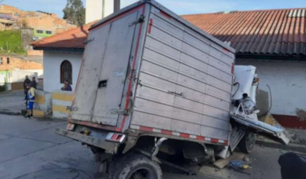 Camión accidentado en Bogotá Camión accidentado en Bogotá